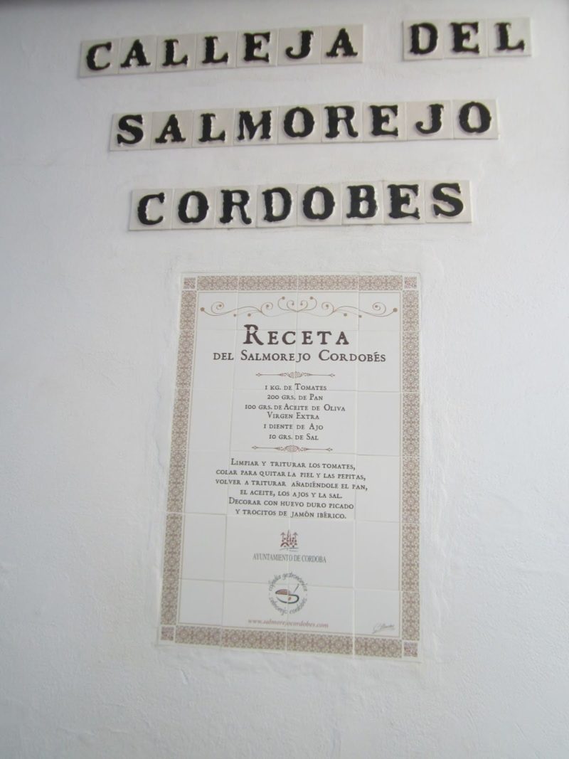 Recette du salmorejo sur un mur de la rue Salmorejo à Cordoue