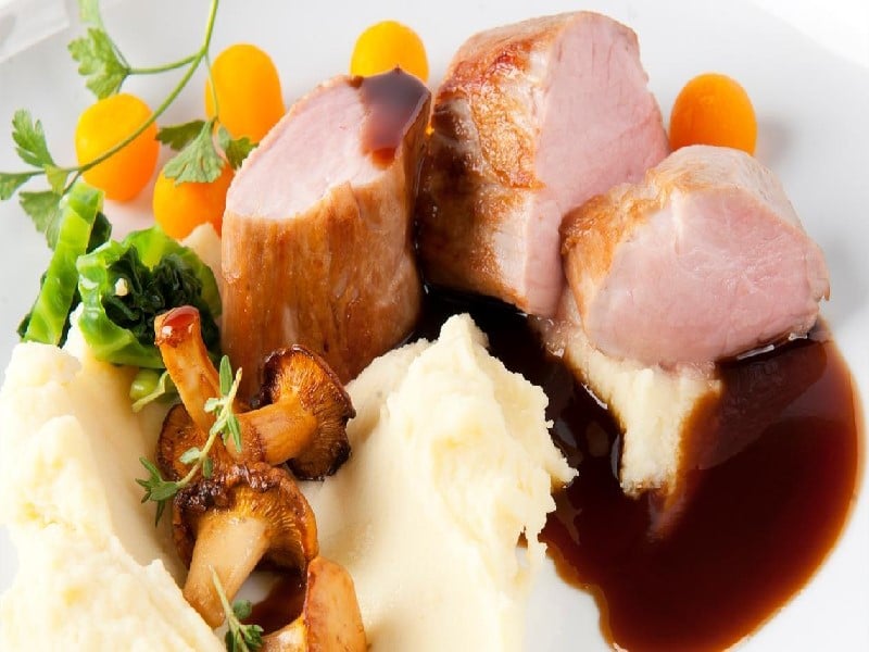 Filet mignon sauce madère, carottes nouvelles, pomme purée et chanterelles