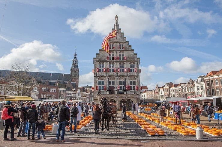 Pasar Gouda di alun-alun balai kota Gouda