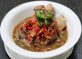 Soupe Konro à l’oignon frit et piments rouges