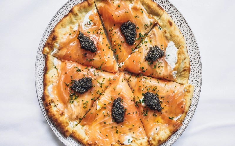 Pizza au saumon fumé et caviar Pizza au saumon fumé et caviar