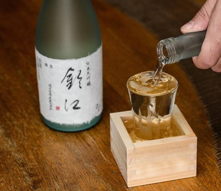 Service du saké débordant dans sa boîte Masu en bois Service du saké débordant dans sa boîte Masu en bois