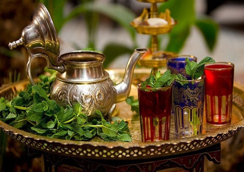 Service du thé à la menthe marocain