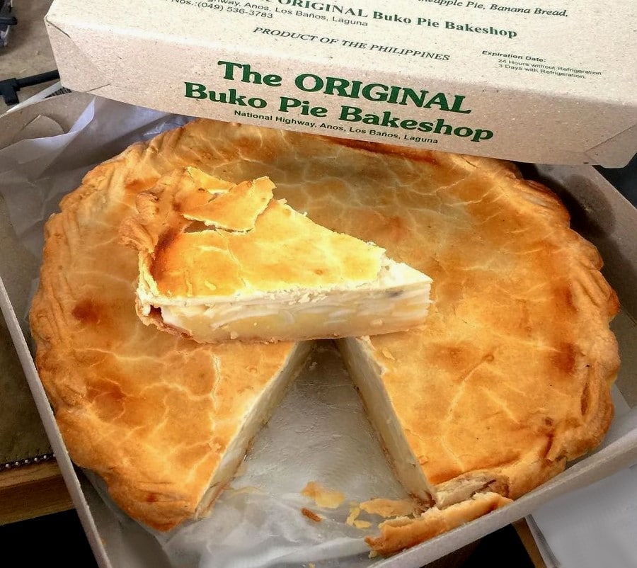 Buko pie trong giấy gói của nó