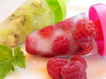 Glace à l’eau avec des fruits