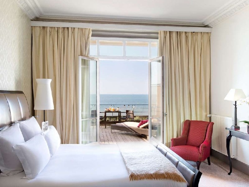 Chambre et terrasse du Grand Hôtel Cabourg vue sur mer Chambre et terrasse du Grand Hôtel Cabourg vue sur mer