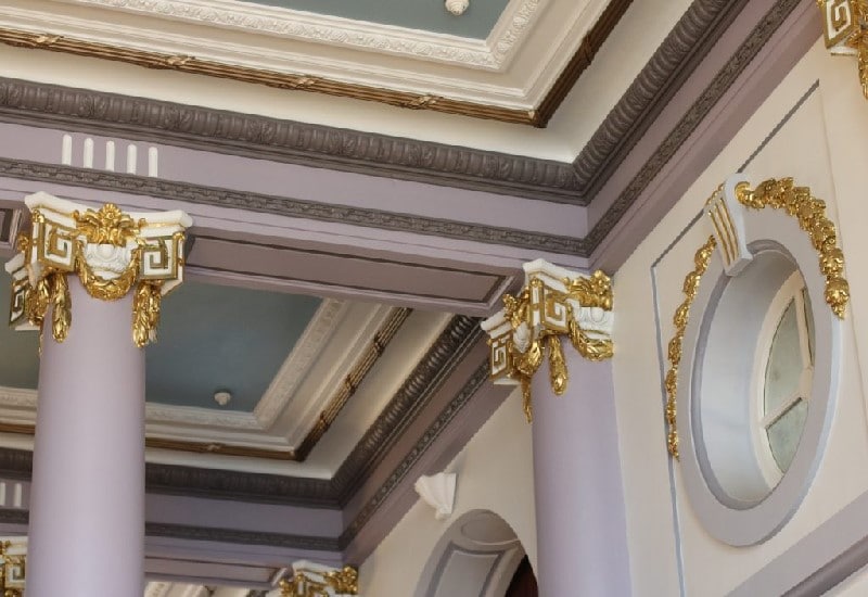 Détail du plafond du hall d’entrée du Grand Hôtel de Cabourg Détail du plafond du hall d’entrée du Grand Hôtel de Cabourg