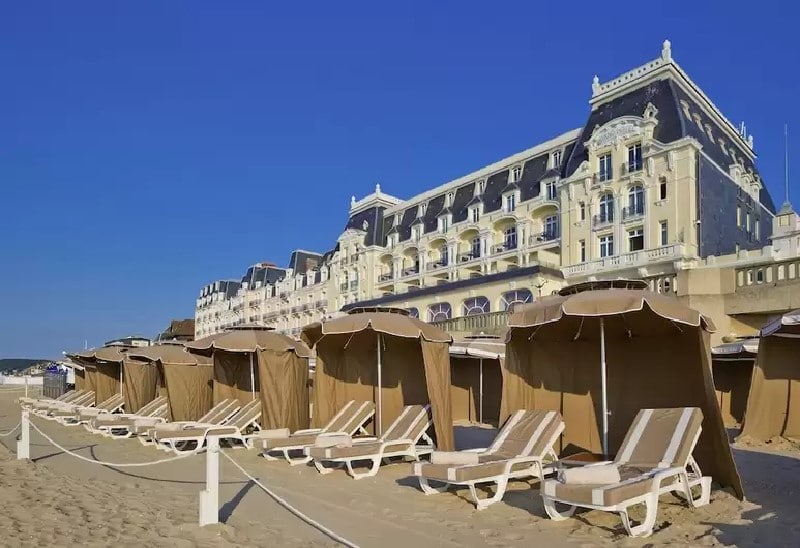 La plage de sable du Grand Hôtel Cabourg La plage de sable du Grand Hôtel Cabourg