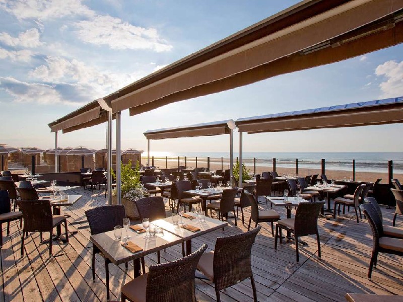 La terrasse du Grand Hôtel Cabourg La terrasse du Grand Hôtel Cabourg