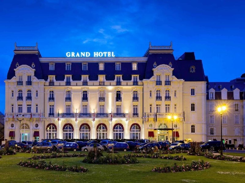 Le Grand Hôtel de Cabourg le soir Le Grand Hôtel de Cabourg le soir