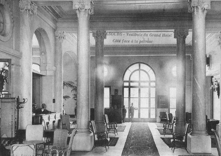 Le vestibule du Grand Hôtel de Cabourg en 1912 Le vestibule du Grand Hôtel de Cabourg en 1912
