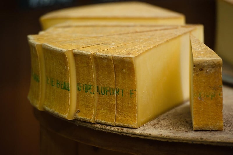 Meule de fromage beaufort d&eacute;coup&eacute;e