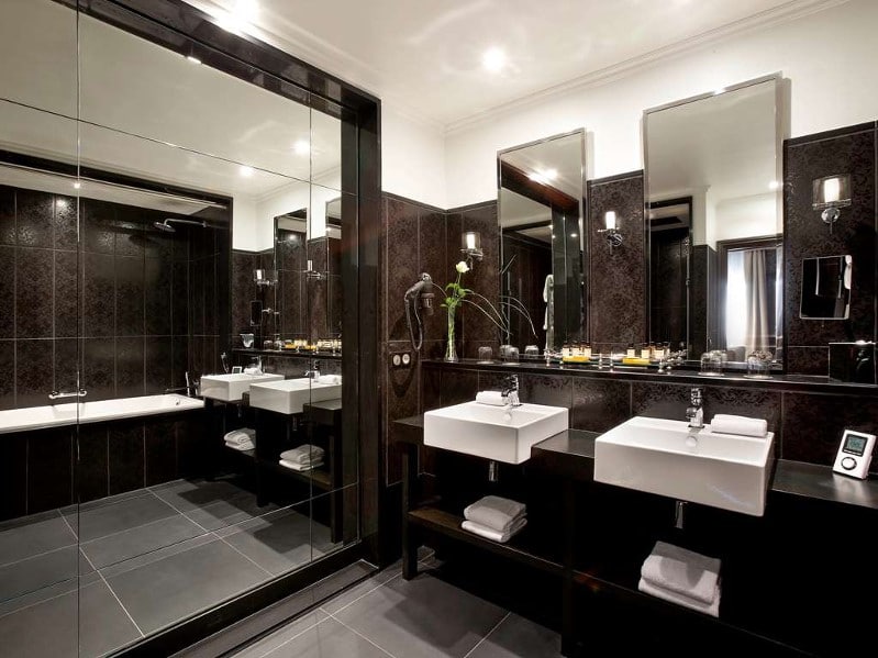 Salle de bain d’une chambre au Grand Hôtel de Cabourg Salle de bain d’une chambre au Grand Hôtel de Cabourg
