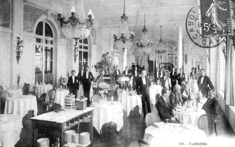 Salle de restaurant du Grand Hôtel Cabourg en 1907 Salle de restaurant du Grand Hôtel Cabourg en 1907