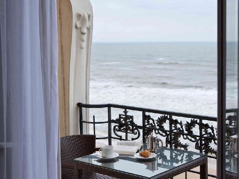 Vue sur la mer de la terrasse aux madeleines d’une chambre du Grand Hôtel de Cabourg Vue sur la mer de la terrasse aux madeleines d’une chambre du Grand Hôtel de Cabourg