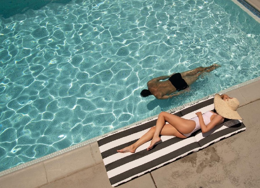 La piscine carrelée du Dive Palm Springs