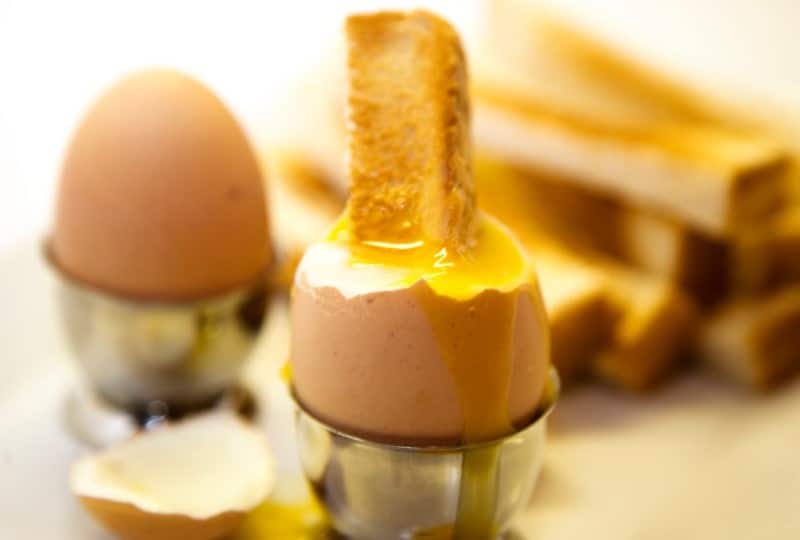 ไข่ต้มและเกล็ดขนมปัง