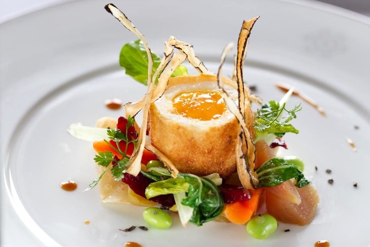 Œuf mollet en brioche et salade de petits légumes Œuf mollet en brioche et salade de petits légumes