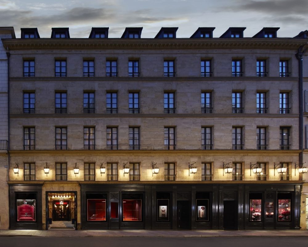 Akşamları rue Saint-Honoré'de Hotel Costes binası Akşamları rue Saint-Honoré'de Hotel Costes binası