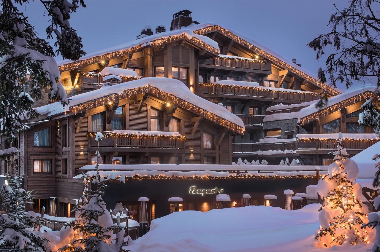 L’hôtel Barrière Les Neiges à Courchevel le soir L’hôtel Barrière Les Neiges à Courchevel le soir