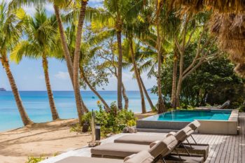 Bord de plage et piscine privative au Kokomo Private Island Fiji