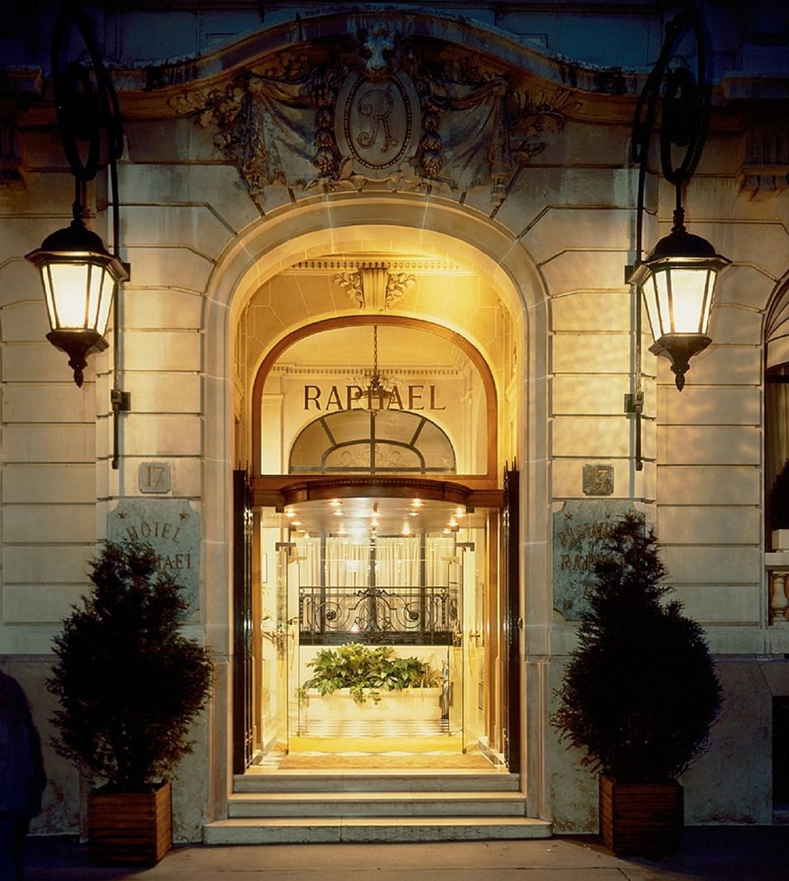 L’entrée de l’hôtel Raphael rue Kléber à Paris