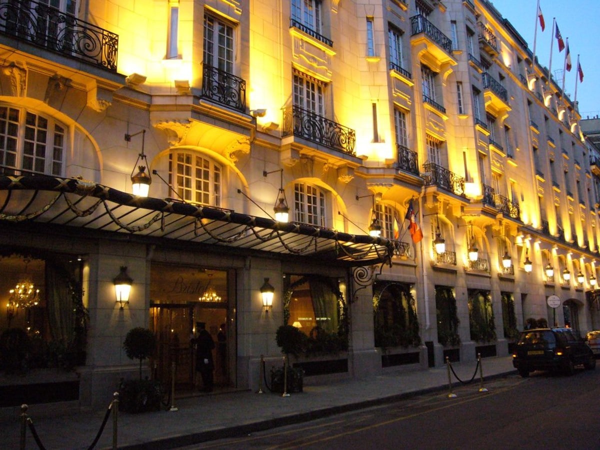 L’hôtel Bristol à Paris le soir