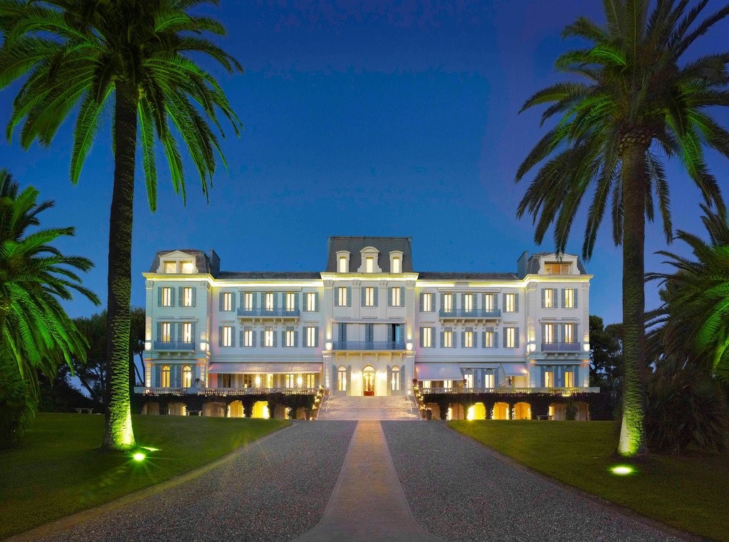 L’hôtel Cap-Eden-Roc à Antibes le soir L’hôtel Cap-Eden-Roc à Antibes le soir