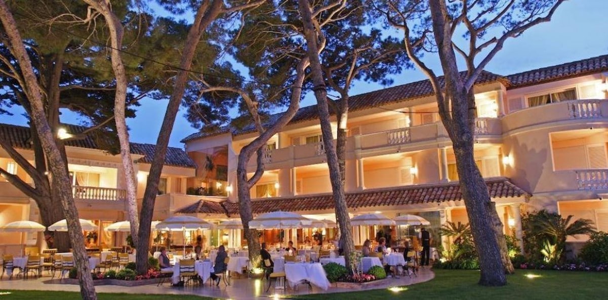 L’hôtel Cheval Blanc Saint-Tropez le soir L’hôtel Cheval Blanc Saint-Tropez le soir
