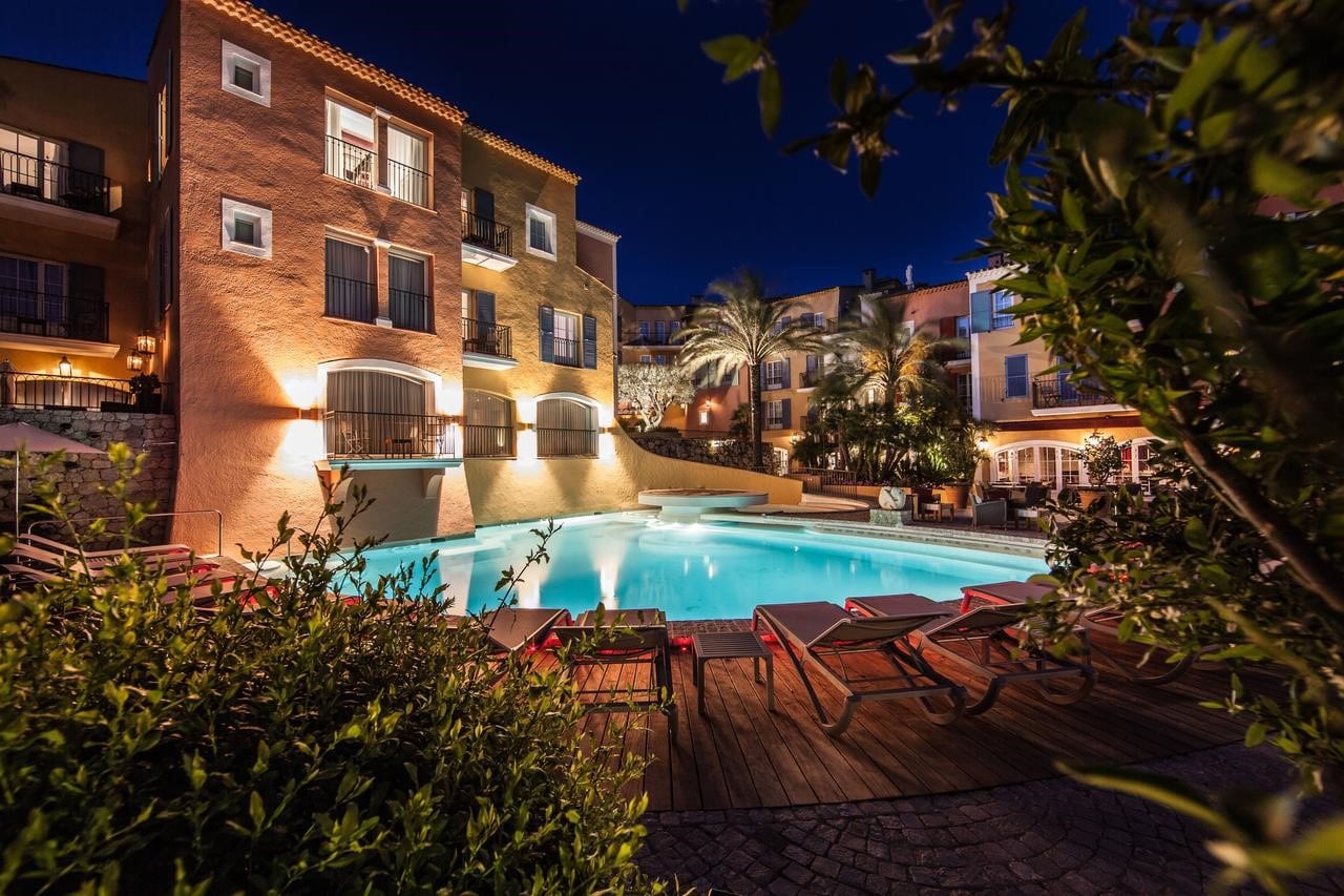 L’hôtel Le Byblos à Saint-Tropez le soir