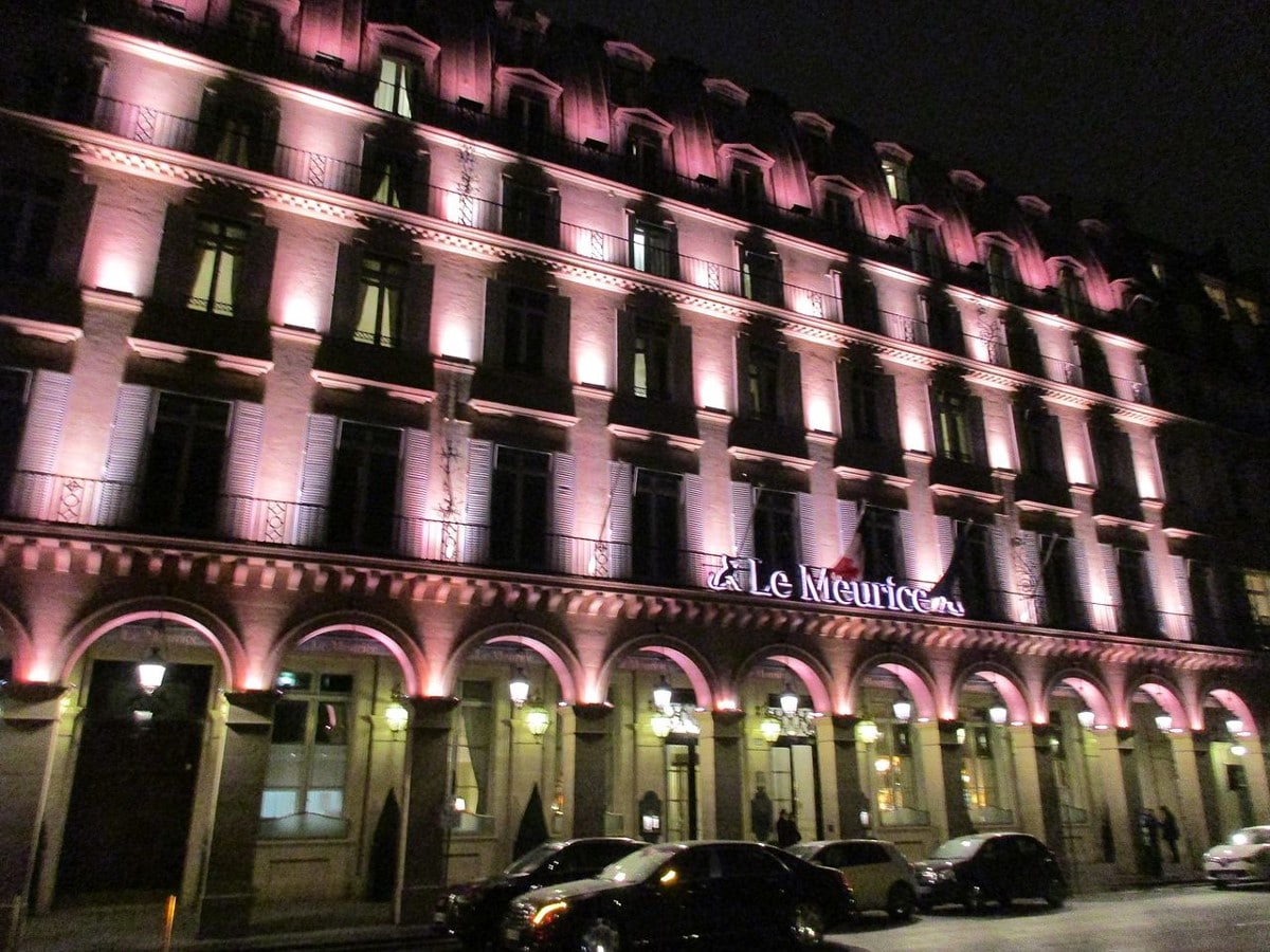 L'hôtel Le Meurice rue de Rivoli le soir