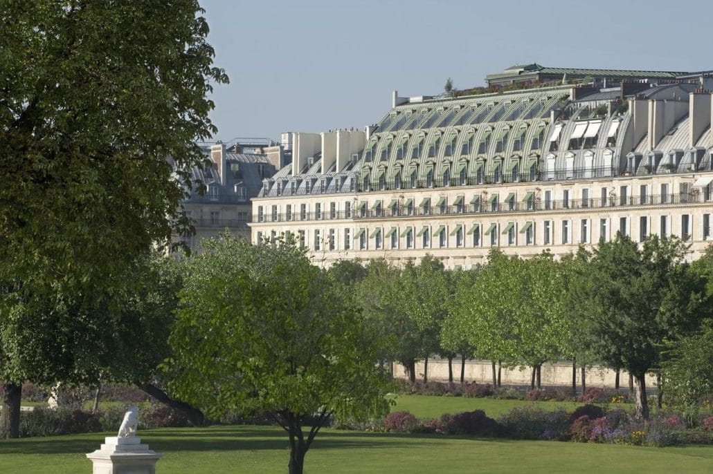 Paris'teki Jardin des Tuileries'den görülen Le Meurice oteli