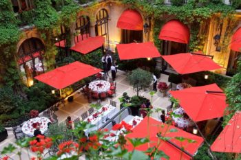 La cour-jardin du restaurant de l’hôtel Plaza Athénée