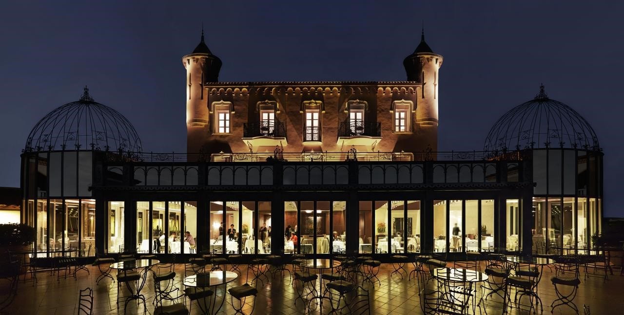 Le Château de la Messardière à Saint-Tropez le soir Le Château de la Messardière à Saint-Tropez le soir