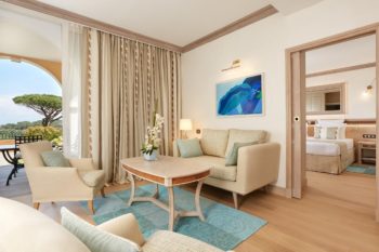 Le salon d’une suite du Château de la Messardière