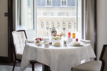 Petit-déjeuner en chambre à l’hôtel The Peninsula Paris