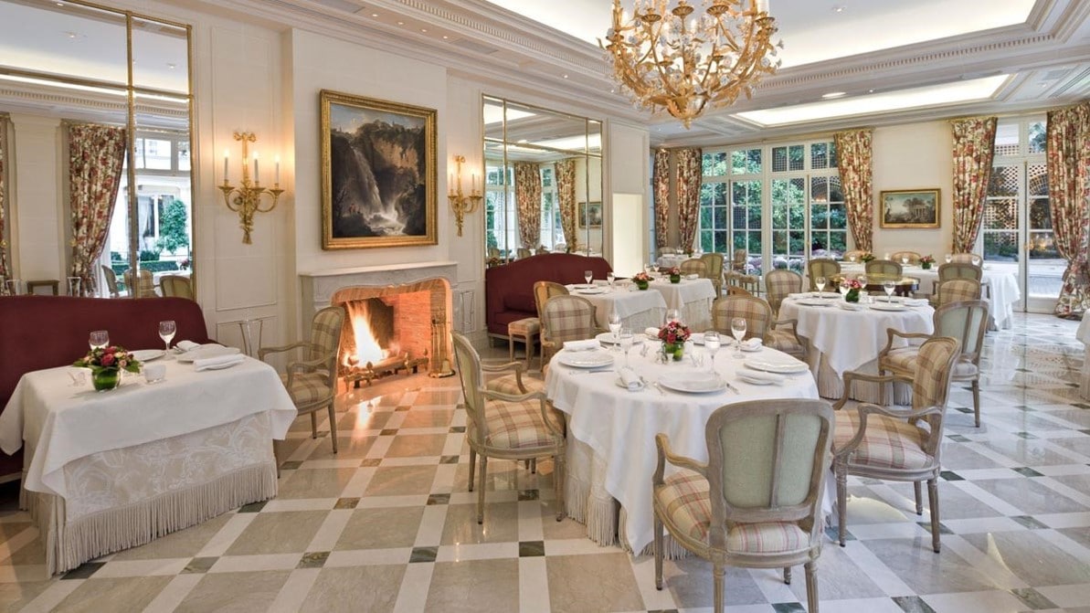 Salle du restaurant à l’hôtel Bristol Salle du restaurant à l’hôtel Bristol