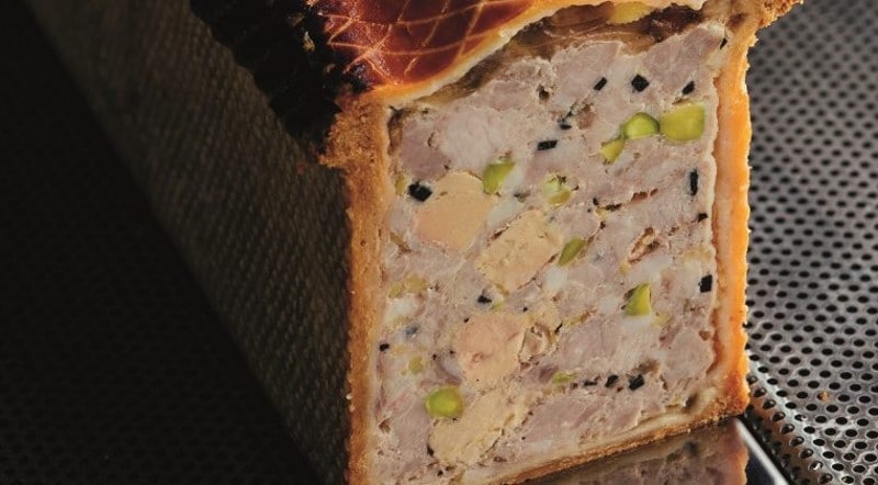 Terrine de canard truffée au foie gras et pistaches