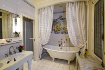 Une autre salle de bain de l’hôtel Raphael Paris