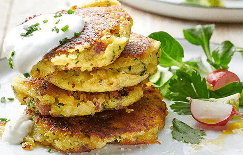 Galettes de pomme de terre aux herbes et &agrave; la cr&egrave;me