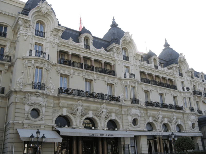 El edificio del Hôtel de Paris que alberga el restaurante Louis XV