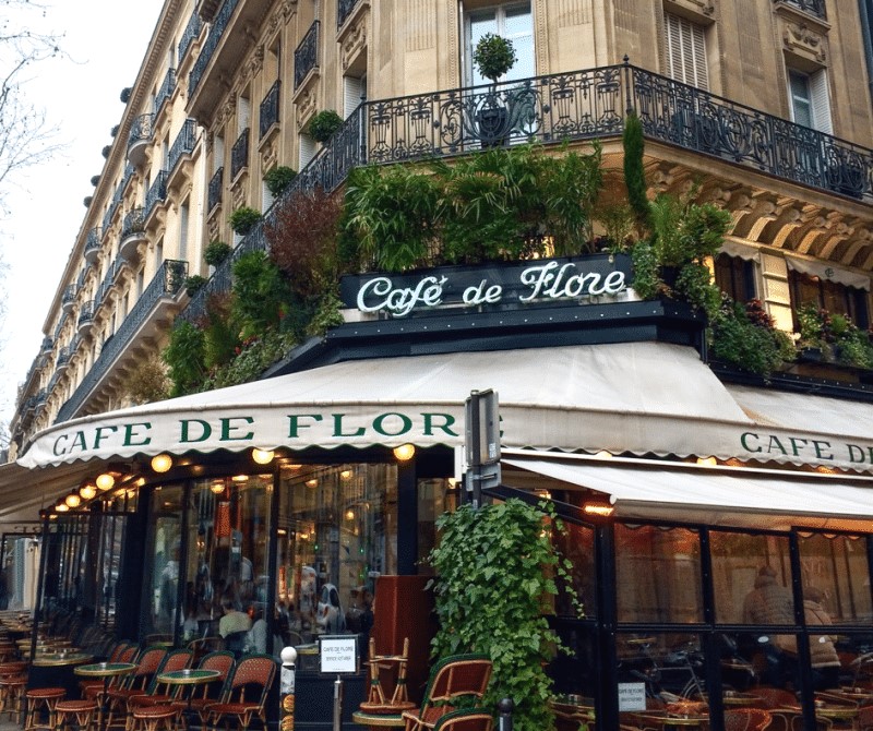 Le Café de Flore au quartier saint-Germain-des Prés à Paris