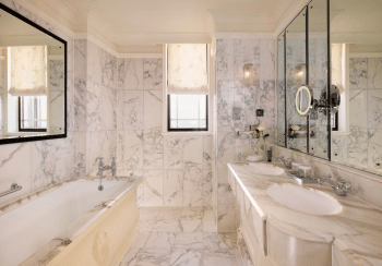 Une salle de bain de l’hôtel Dorchester