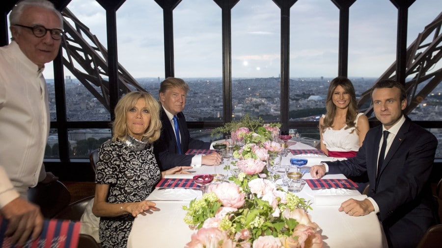 Alain Ducasse et les deux couples pr&eacute;sidentiels au restaurant Le Jules Verne sur la Tour Eiffel en 2017