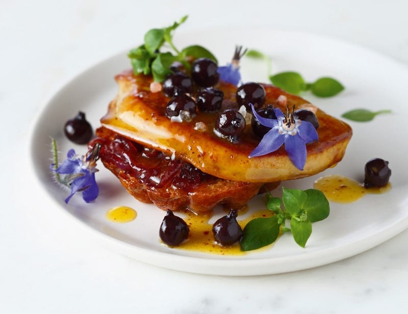 Escalope de foie gras chaud aux grains de cassis
