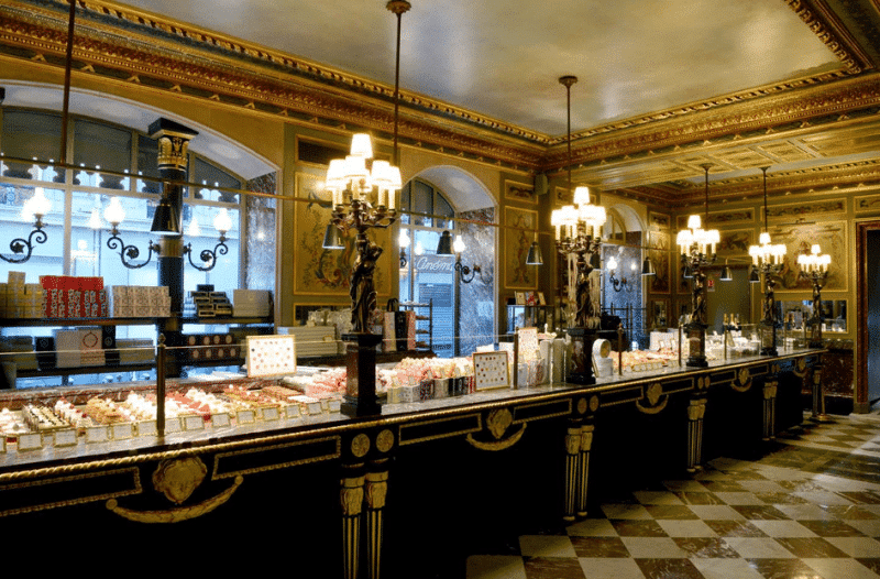 La boutique et salon de thé Ladurée aux Champs-Éysées à Paris