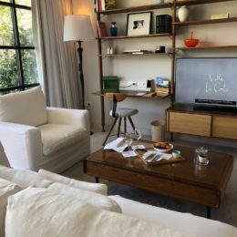 Le coin bureau d’une suite de la Villa La Coste