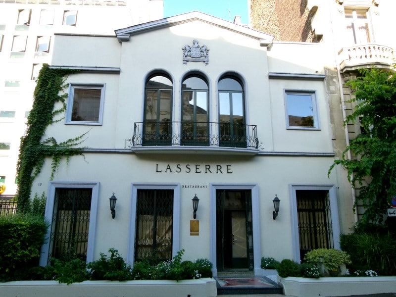 El restaurante Lasserre en Avenue Franklin-D.-Roosevelt en París