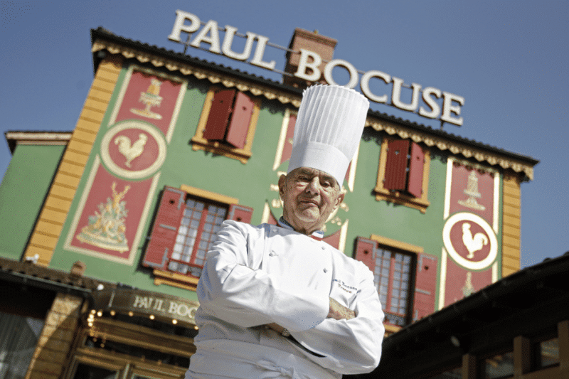 Paul Bocuse framför sin Auberge du Pont de Collonges