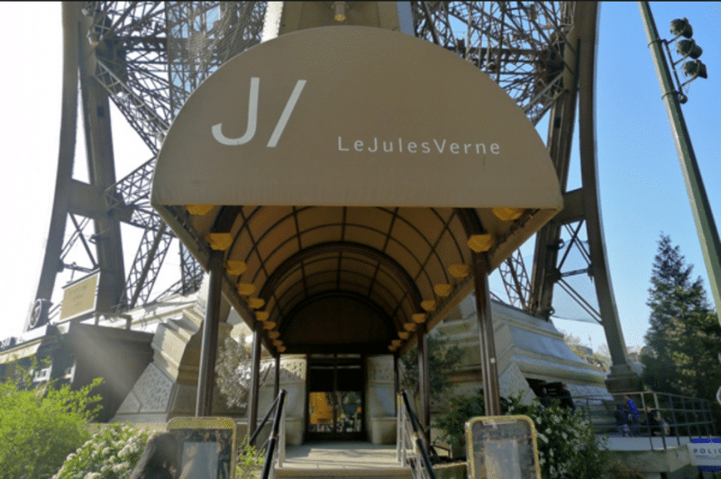 Pintu masuk ke restoran Le Jules Verne di Menara Eiffel